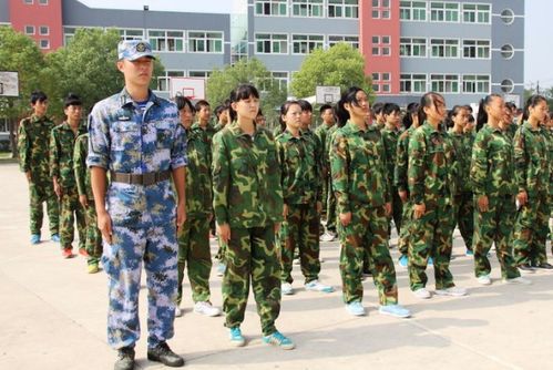 大学生军训雨中跪滑，挑战与成长的瞬间