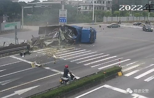 惊魂瞬间，小货车冲进麻将馆