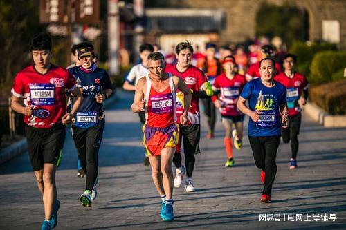 东京奥运，男子马拉松赛，挑战极限，诠释坚韧——教练视角解读